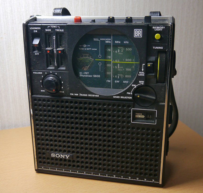 日立 トランジスタラジオ WH-732 アンテナケース付き　レトロ　動作品 日立 トランジスタラジオ WH-732 アンテナケース付き レトロ 動作