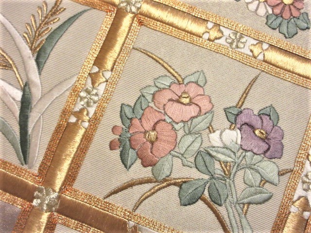★つばめ★　C77 袋帯・日本刺しゅう・菖蒲と椿と菊・淡い藤色・美品 白 | FURISODE 名古屋帯 召しませ花 真糊本糸目