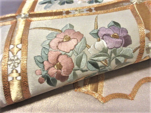 ★つばめ★　C77 袋帯・日本刺しゅう・菖蒲と椿と菊・淡い藤色・美品 白 | FURISODE 名古屋帯 召しませ花 真糊本糸目