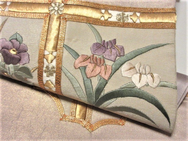 ★つばめ★　C77 袋帯・日本刺しゅう・菖蒲と椿と菊・淡い藤色・美品 白 | FURISODE 名古屋帯 召しませ花 真糊本糸目
