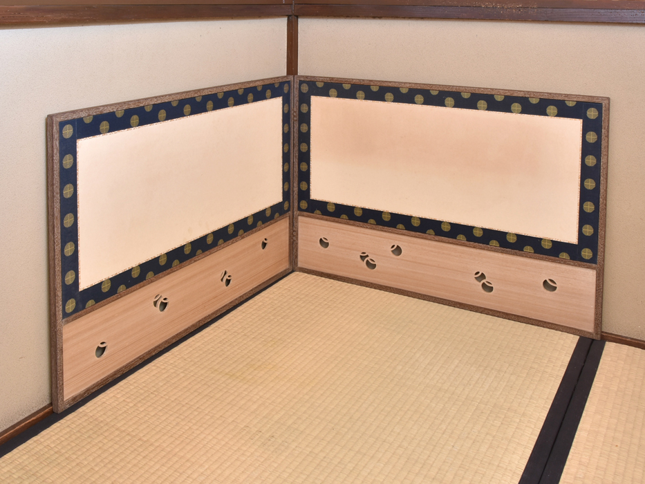 ツボツボ透かしに唐松金襴裂に鳥の子と金砂子両面使用 風炉先屏風 桑縁