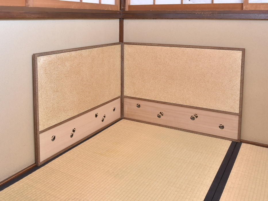ツボツボ透かしに唐松金襴裂に鳥の子と金砂子両面使用 風炉先屏風 桑縁