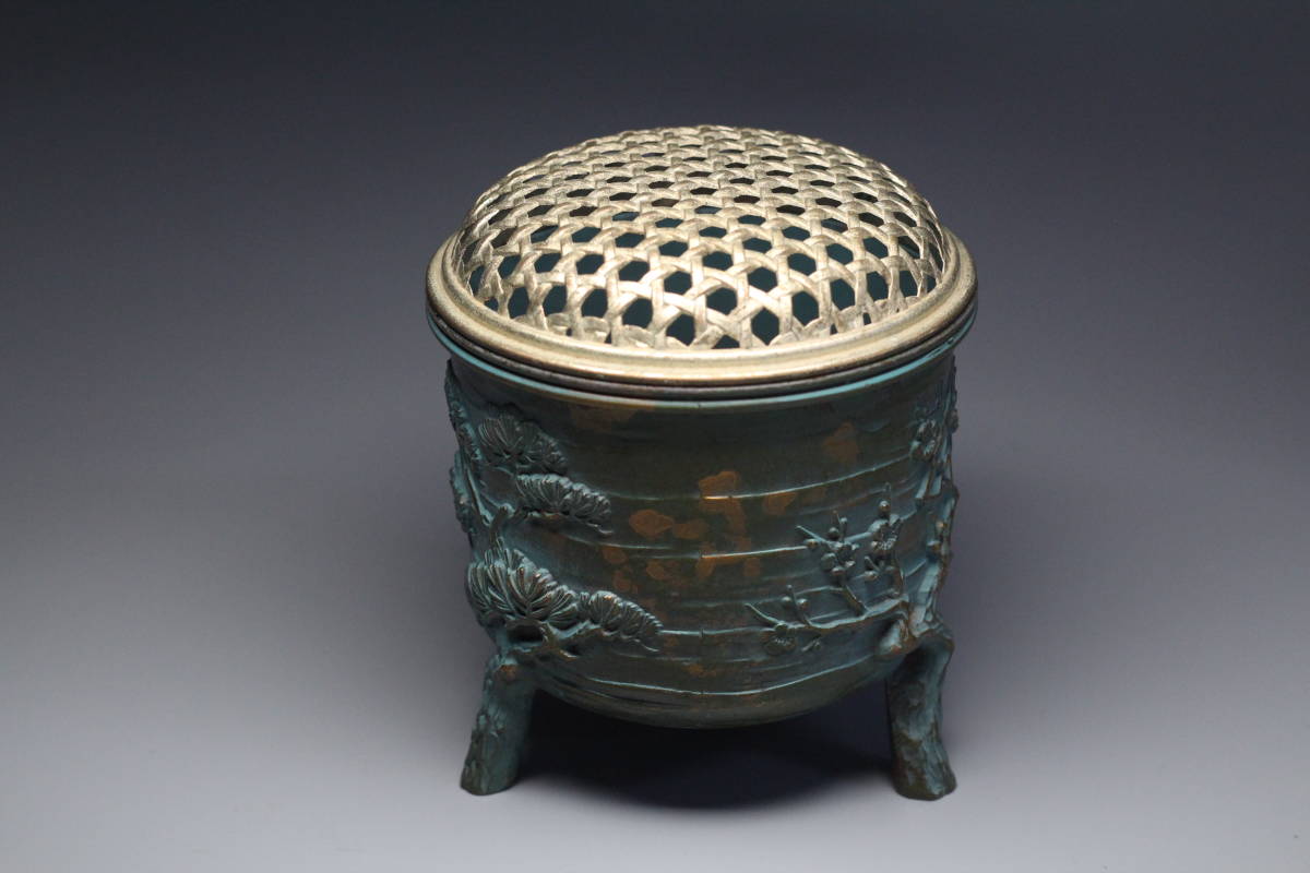 精山 銅製香炉 （銅器】精山作 松竹梅 三足香炉 が入荷いたしました 