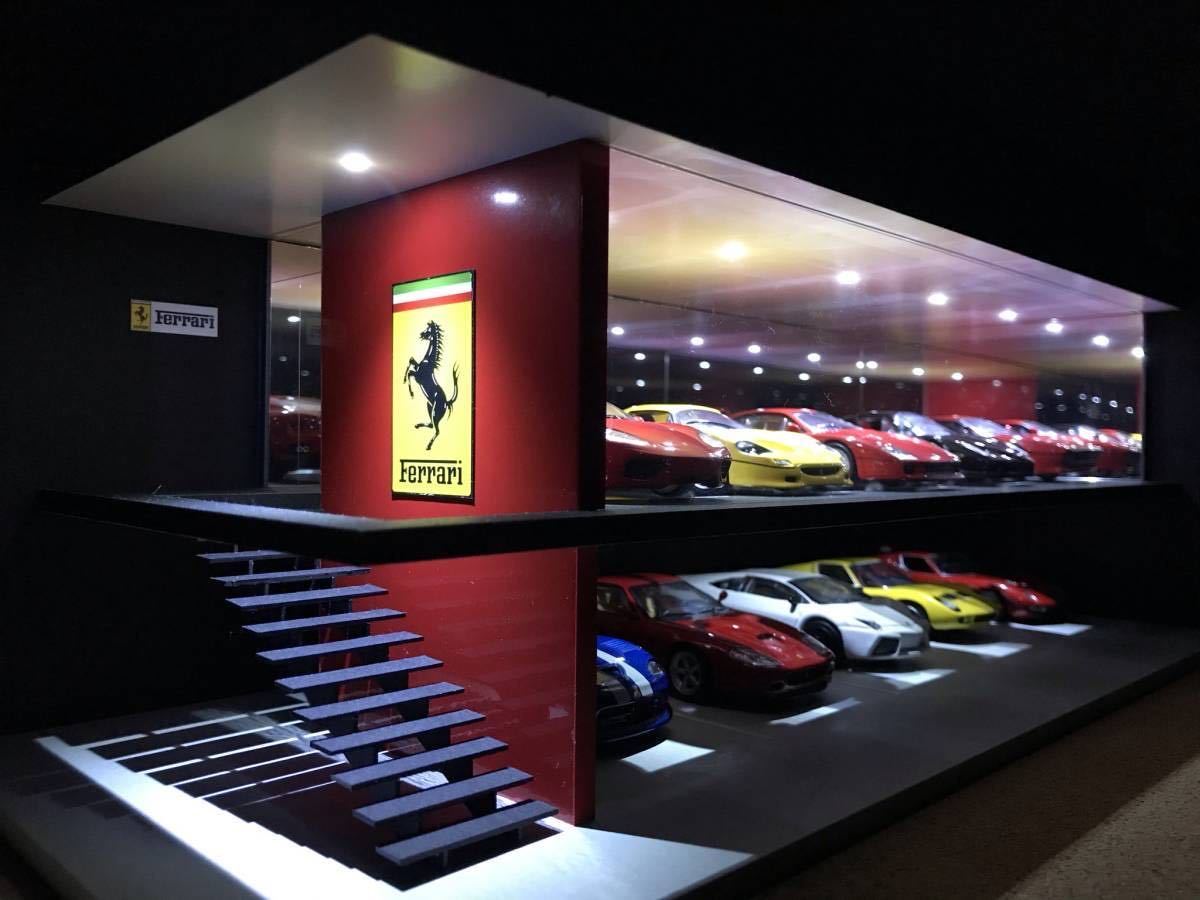 ミニカー専用ジオラマ：1/43 カーディーラーⅠ（光沢レッド＆カーボン