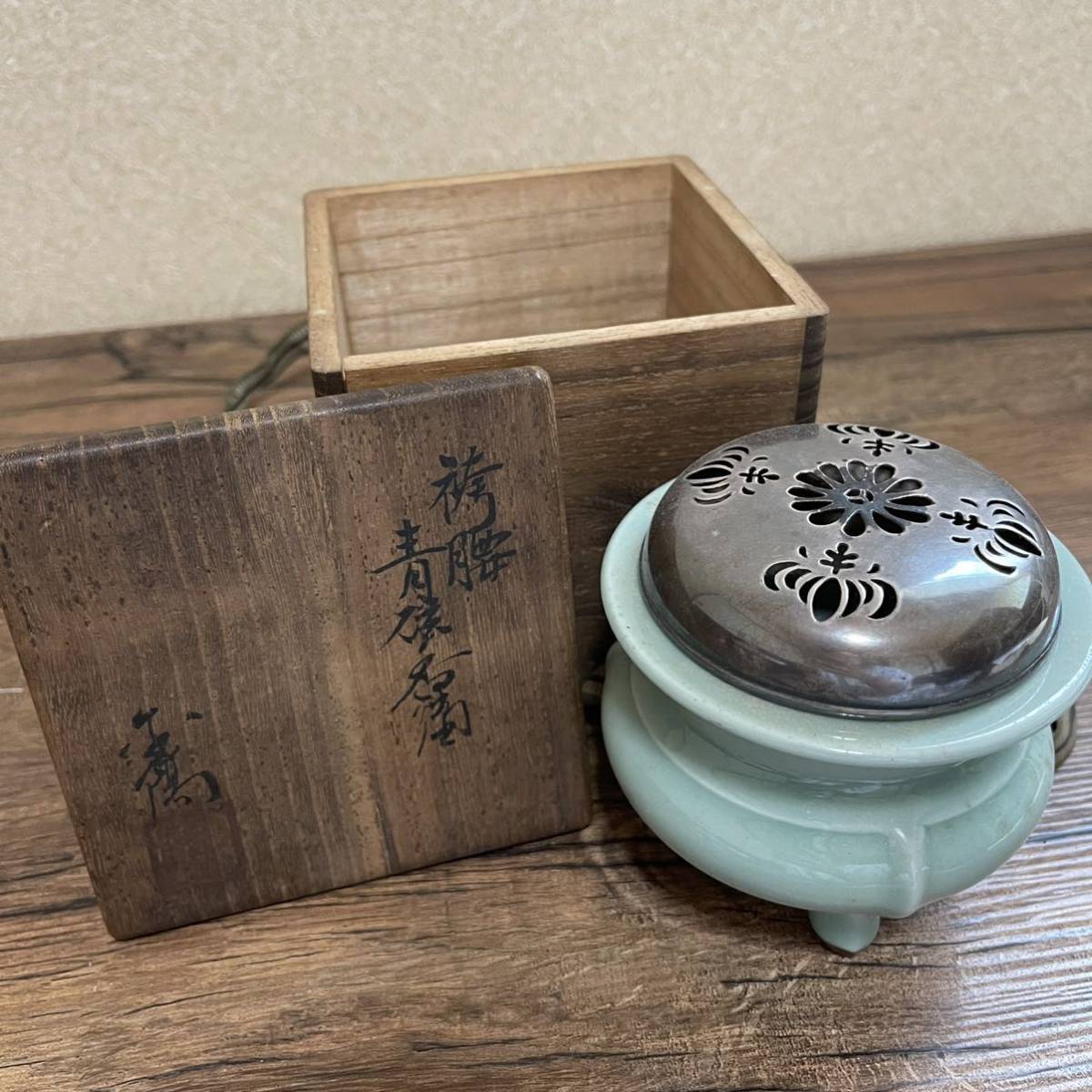 青磁 香道具 香炉 袴腰 三足 中古品 木箱あり | 中国陶器