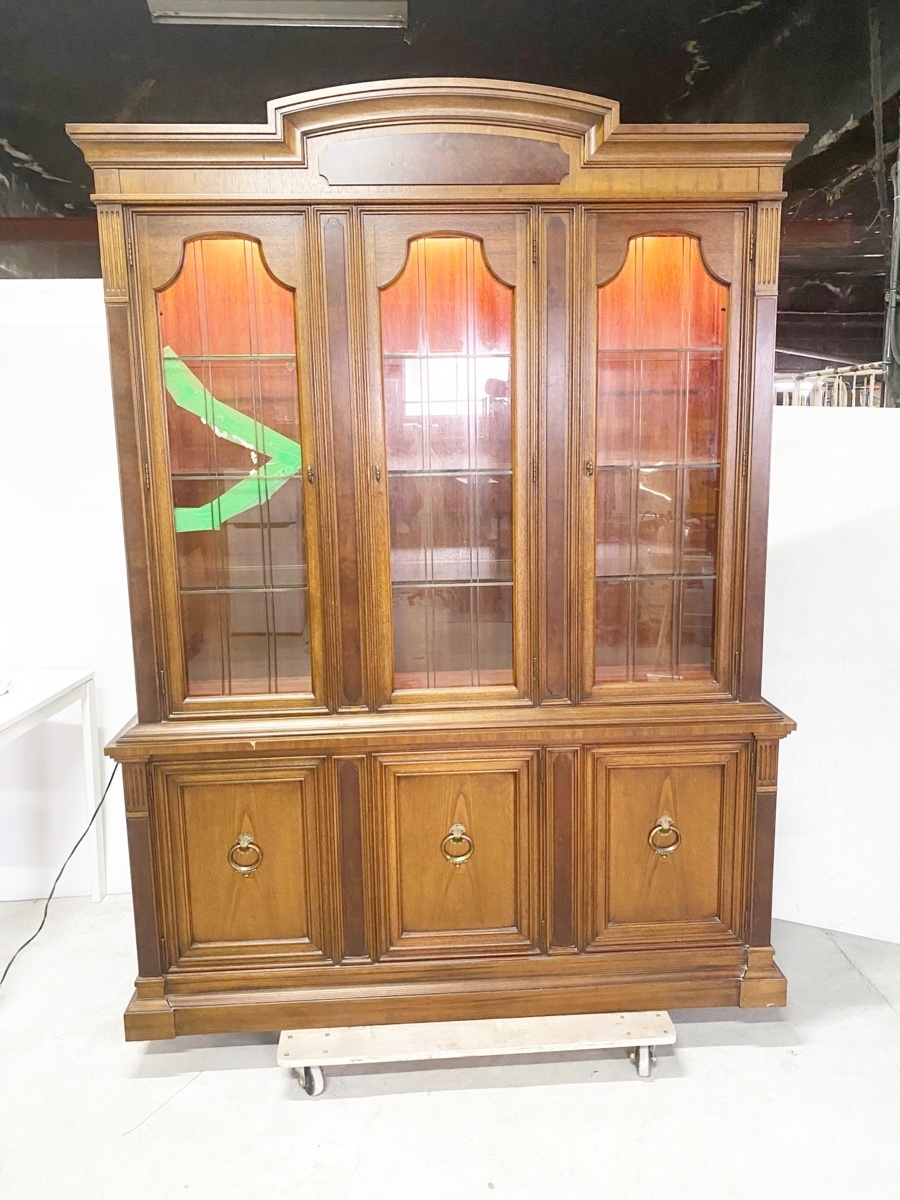 ドレクセルヘリテイジ　飾り棚 キャビネット　カップボード DREXEL HERITAGE(ドレクセルヘリテイジ)/3面ガラス食器棚照明付き