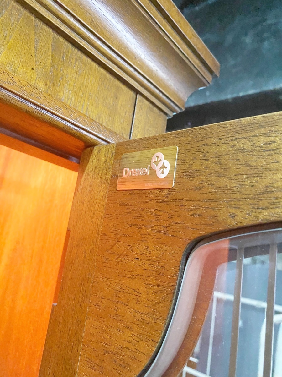 DREXEL HERITAGE(ドレクセルヘリテイジ)/3面ガラス食器棚照明付き