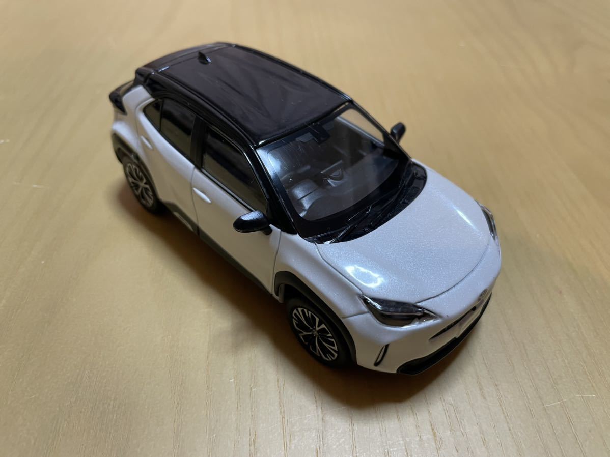 本物保証，セール トヨタ ヤリスクロス ブラックマイカ&times;ホワイトパールクリスタルシャイン カラーサンプルミニカー 1/30(乗用車)｜売買されたオークション情報、yahooの商品情報をアーカイブ公開 - オーク 乗用車