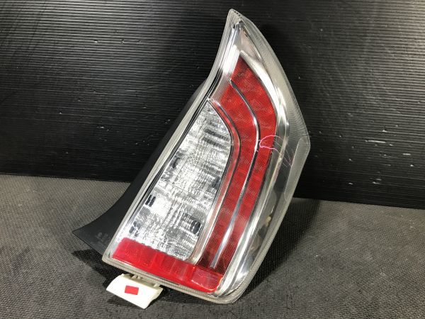 ★送料無料★36T043 プリウス ZVW30 後期 右テールライト_1