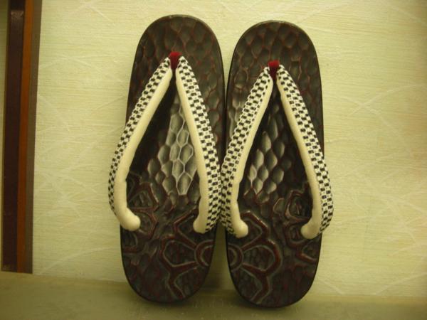 ★お洒落下駄★高級鎌倉彫桐下駄・黒Ｘ白柄本天裏鼻緒