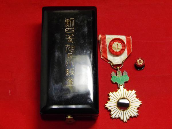 横26361　勲四等旭日小綬章　略綬　箱　付き