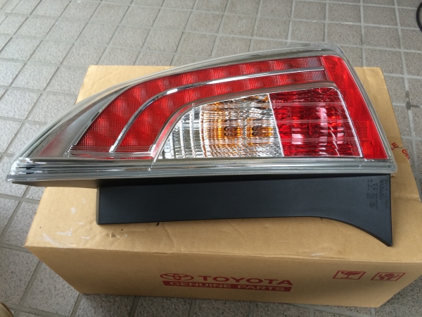 トヨタ　プリウス ZVW30　右テールランプ　超美品！