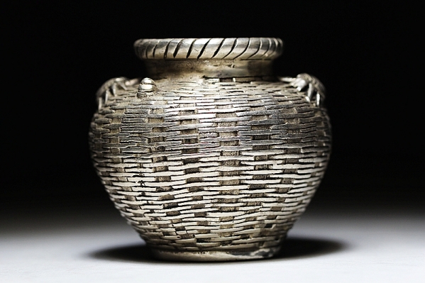 【三渓堂】D1318 銀製 大明宣徳 細工 蟹彫り 缶 9.5cm 0.41kg