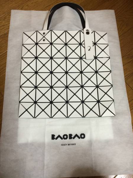 新品　未使用　保証書タグISSEY MIYAKE　バオバオ　BAOBAO　白