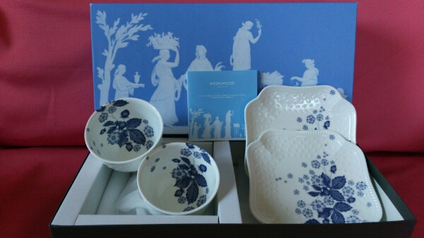 新品 ウェッジウッド ストロベリーブルーム インディゴ 皿カップ
