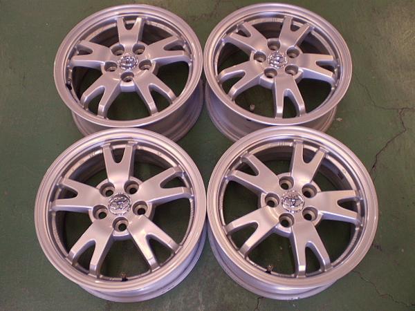 トヨタ純正　プリウス etc　センターキャップ付き!!　送料込み