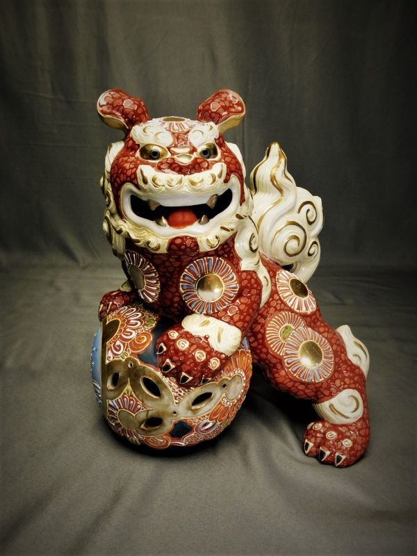 九谷焼 玉乗り獅子 高さ約25cm 赤 金彩 色絵 玉獅子 シーサー 縁起物