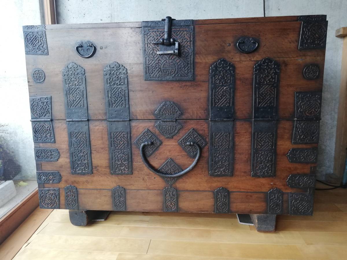 李朝家具 バンダジ 重厚な鉄金具 朝鮮タンス 長持(アジア)|売買されたオークション情報、yahooの商品情報をアーカイブ公開 ...