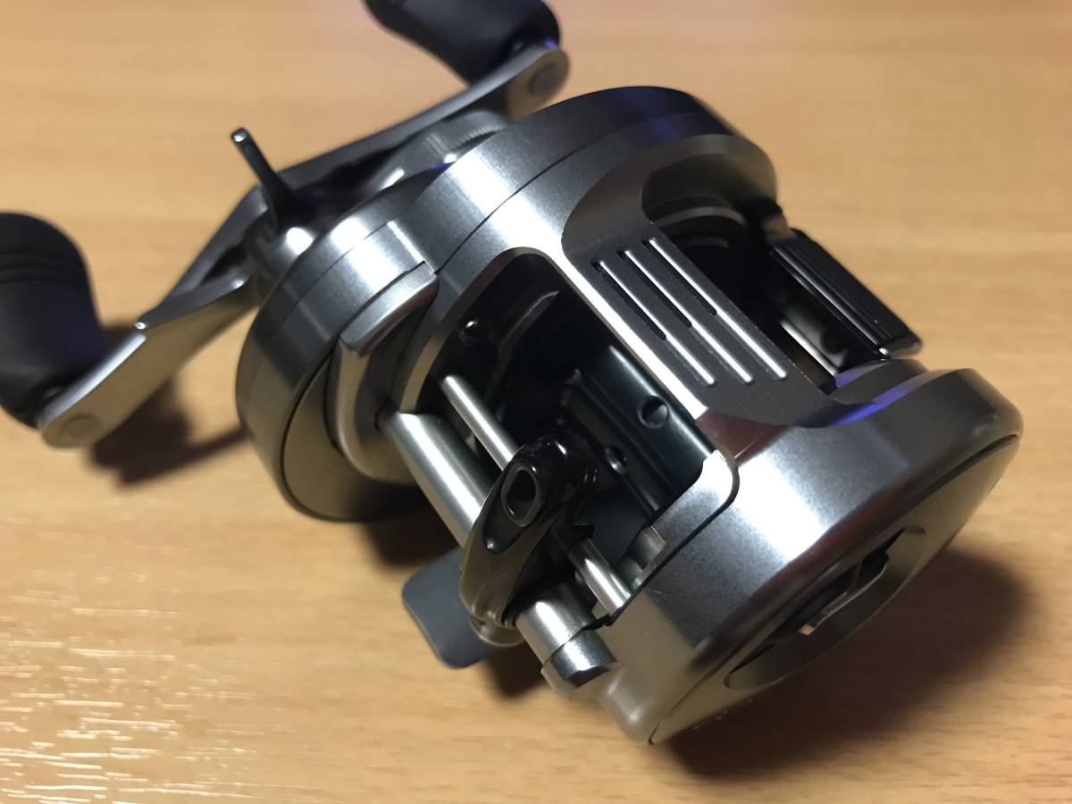 かなり美品 シマノ 19 カルカッタ コンクエスト DC 200 右巻き シマノ