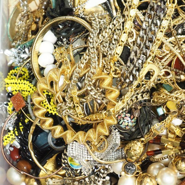 アクセサリー 大量まとめ売り(3.1キロ) ネックレス まとめ 総重量 まとめて 1，085g kgの -アクセサリー