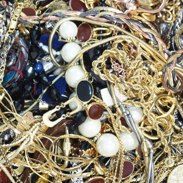 アクセサリー 大量まとめ売り(3.1キロ) ネックレス まとめ 総重量 まとめて 1，085g kgの -アクセサリー