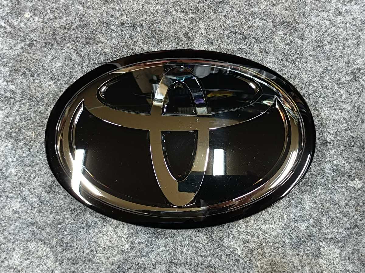 美品 TOYOTA プリクラ レーダー 用 フロントエンブレム 16x11cm 53141 