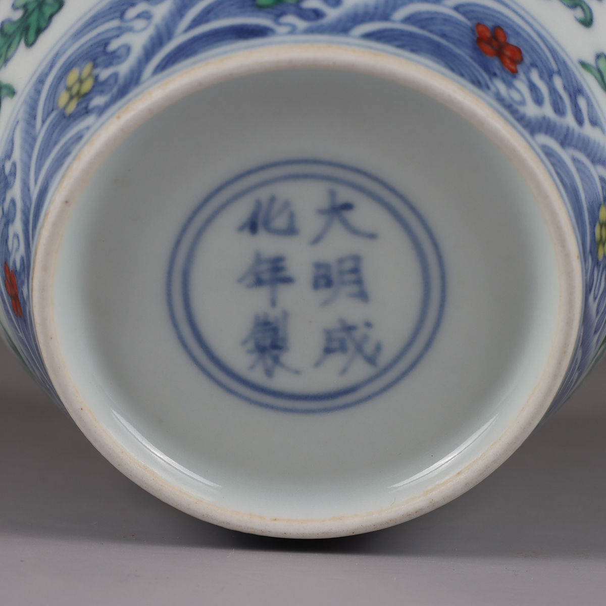 明・成化年製款・古陶磁器・斗彩花卉彩蝶紋蓋罐』
