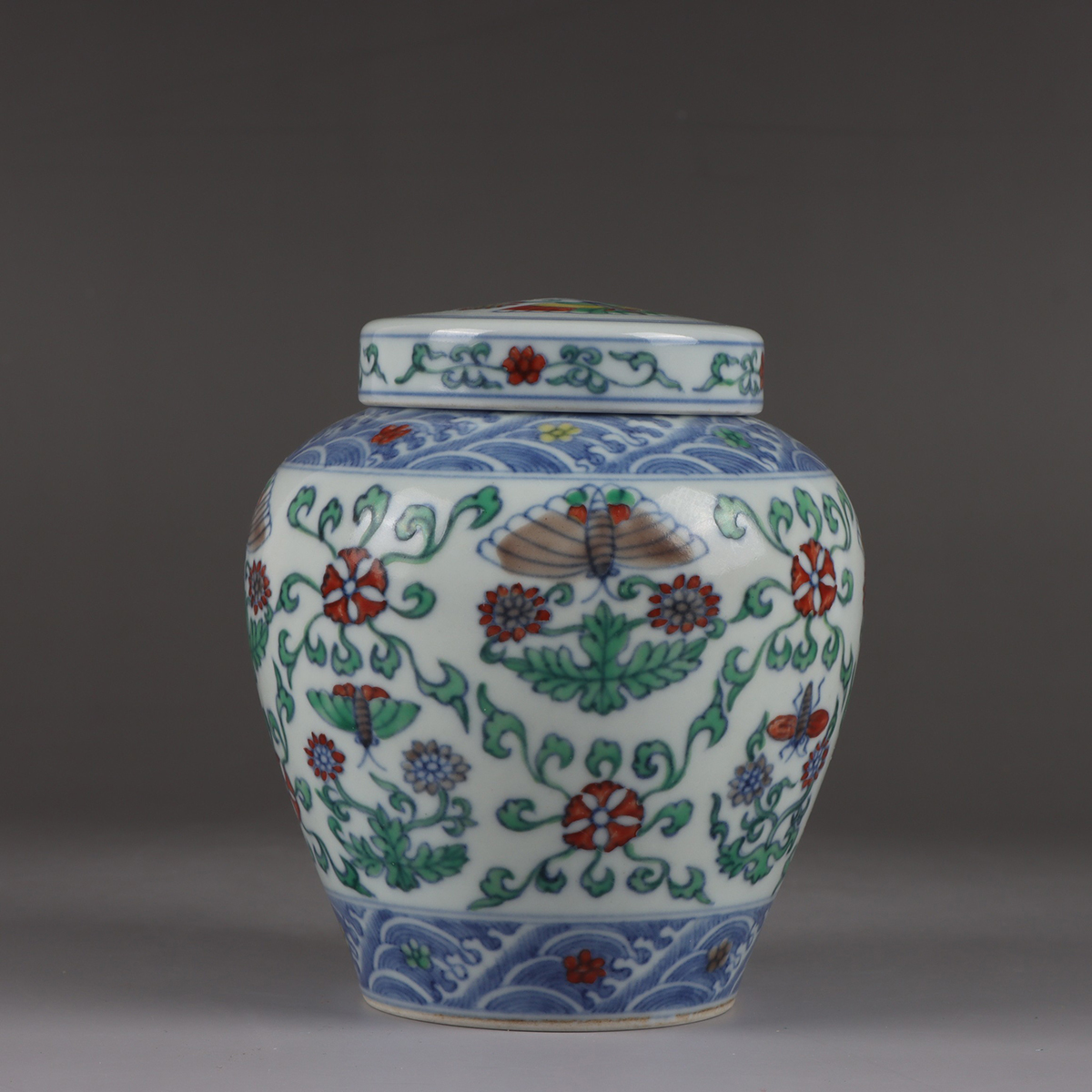 中国美術 古玩 掐丝珐琅 七宝焼　蝶々紋樣花瓶 台座付き　骨董品 明・成化年製款・古陶磁器・斗彩花卉彩蝶紋蓋罐』
