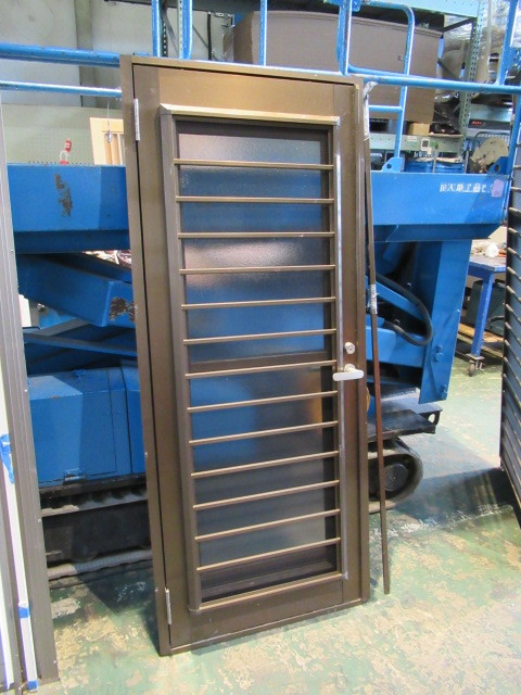 tostemトステムアルミサッシベルエア 格子網戸鍵付き採風勝手口ガレージ車庫倉庫事務所に西 窓 サッシ 売買されたオークション情報 Yahooの商品情報をアーカイブ公開 オークファン Aucfan Com