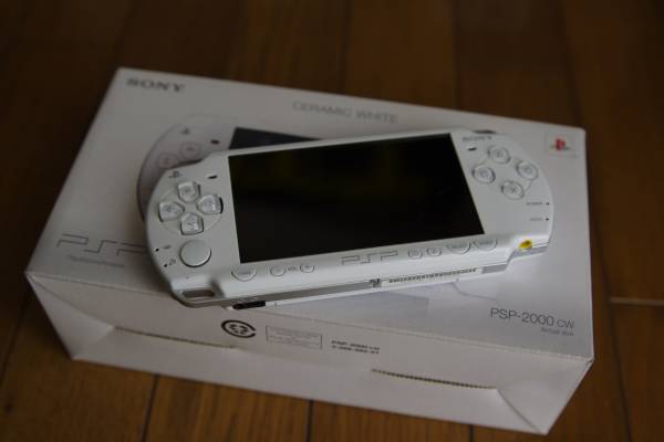 PSP 2000 白 中古 ソフトおまけ付 難あり（バッテリー）(PSP2000 