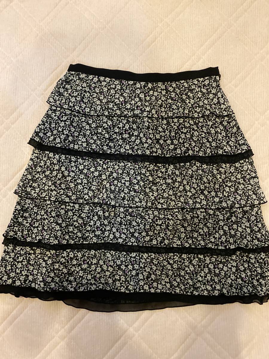 プライベートレーベル/裏地に白と紫の花柄ティアードスカート(黒  