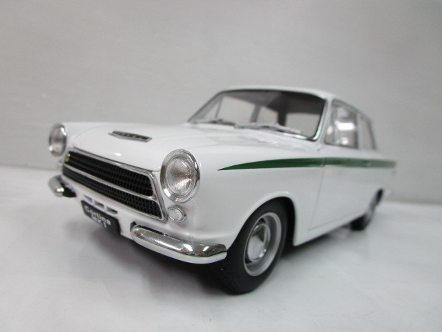 オートアート 1/18 ロータス コルチナ Mk.I ホワイト/グリーンライン