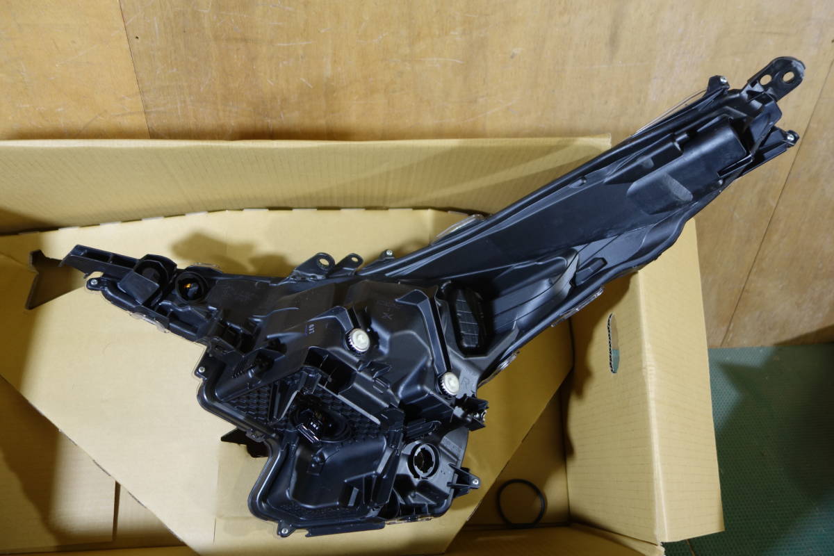 11875 ZVW50 前期 プリウス 純正 LED 右 ヘッドライト KOITO 47-75 打