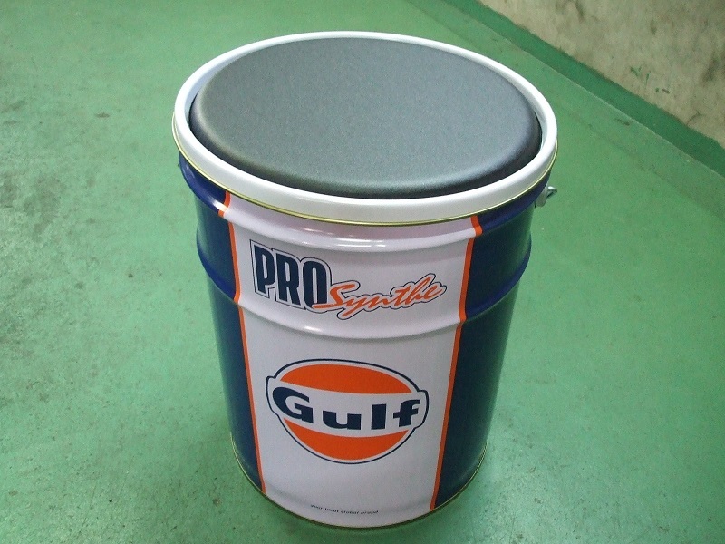 注目！ガルフ・オイル缶いす！Gulf缶ガレージにどうぞ！ 公式通販 | JOHN ガルフ Gulf ペール缶 世田谷ベース オイル缶スツール 世田谷ベースで所さんが座ってるあのガルフ ガレージインテリアに最適な「Gulf(ガルフ)」のオフィシャルオイル缶 ガルフGulf&frasl;ペール缶&frasl;椅子&frasl;スツール&frasl;ガレージ&frasl;アウトドア 015｜Yahoo!フリマ（旧 椅子 イス 20L缶