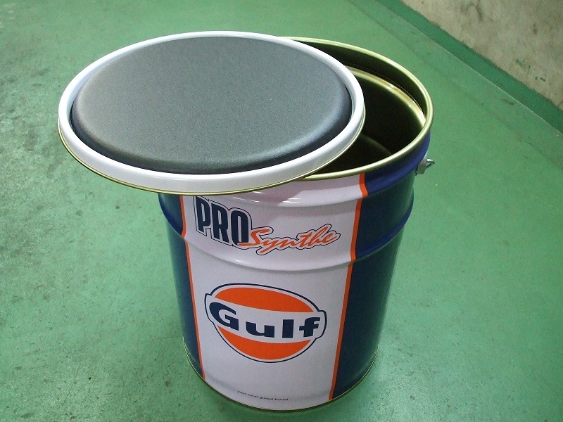 注目！ガルフ・オイル缶いす！Gulf缶ガレージにどうぞ！ 公式通販 | JOHN ガルフ Gulf ペール缶 世田谷ベース オイル缶スツール 世田谷ベースで所さんが座ってるあのガルフ ガレージインテリアに最適な「Gulf(ガルフ)」のオフィシャルオイル缶 ガルフGulf&frasl;ペール缶&frasl;椅子&frasl;スツール&frasl;ガレージ&frasl;アウトドア 015｜Yahoo!フリマ（旧 椅子 イス 20L缶