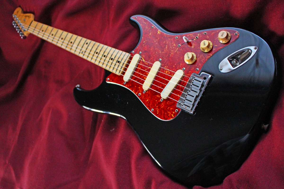 Fenderジャパンのレースセンサー搭載ストラト （Fender Japan】STR  