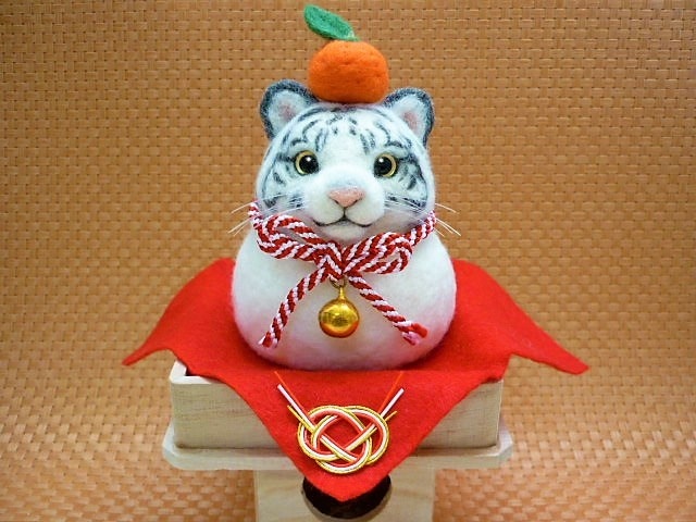 お正月飾り　羊毛フェルト　トラ　リース お正月 ハンドメイド 羊毛フェルト 寅 干支 虎 鏡餅 もち 白虎 福招き