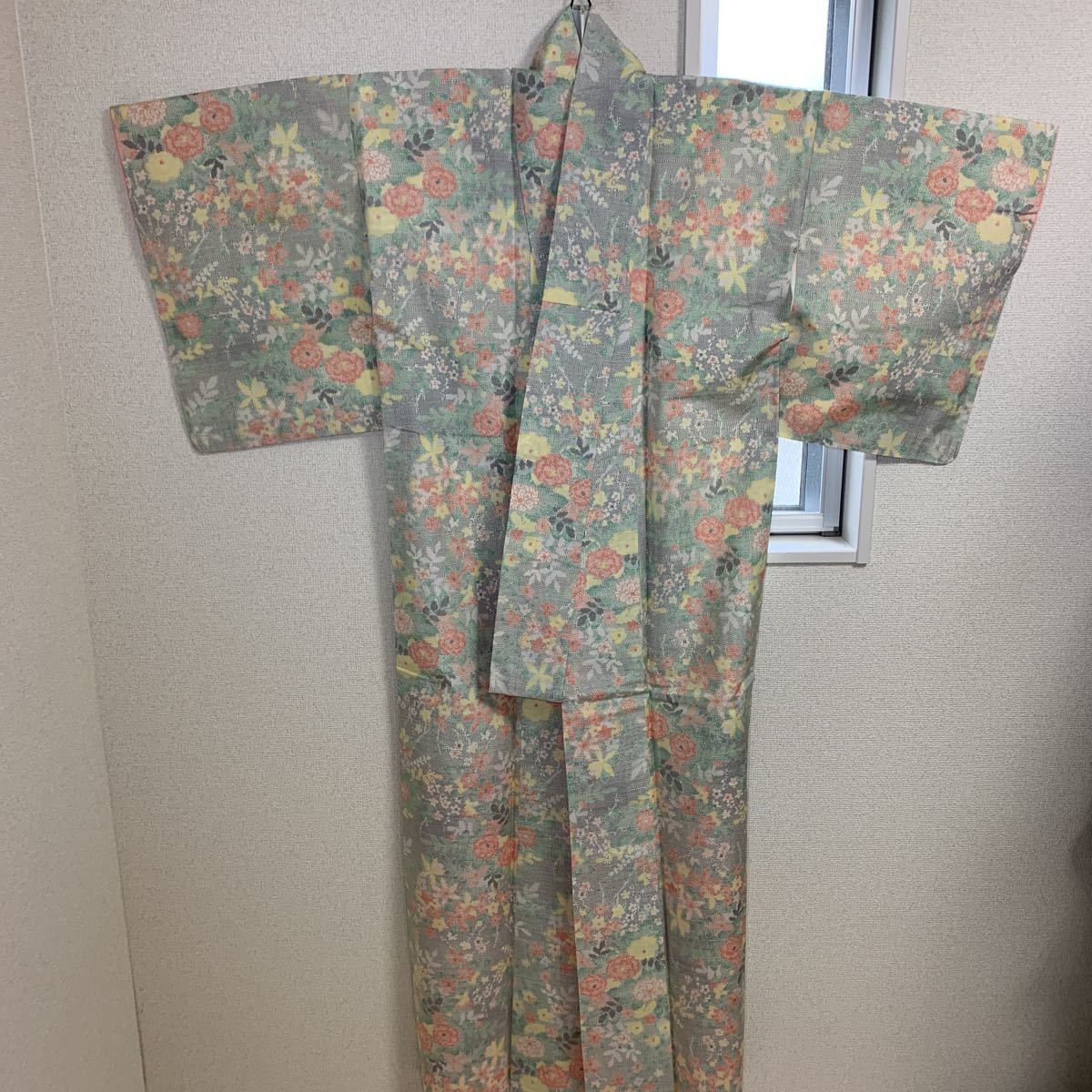 訪問着 総柄 薄模様 カラフル 華 花 仕付け糸 灰色地 着物 和服 和装 