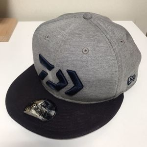 セール開催中 ダイワ ニューエラキャップ グレー 美品 当店人気の限定モデルが再々々入荷