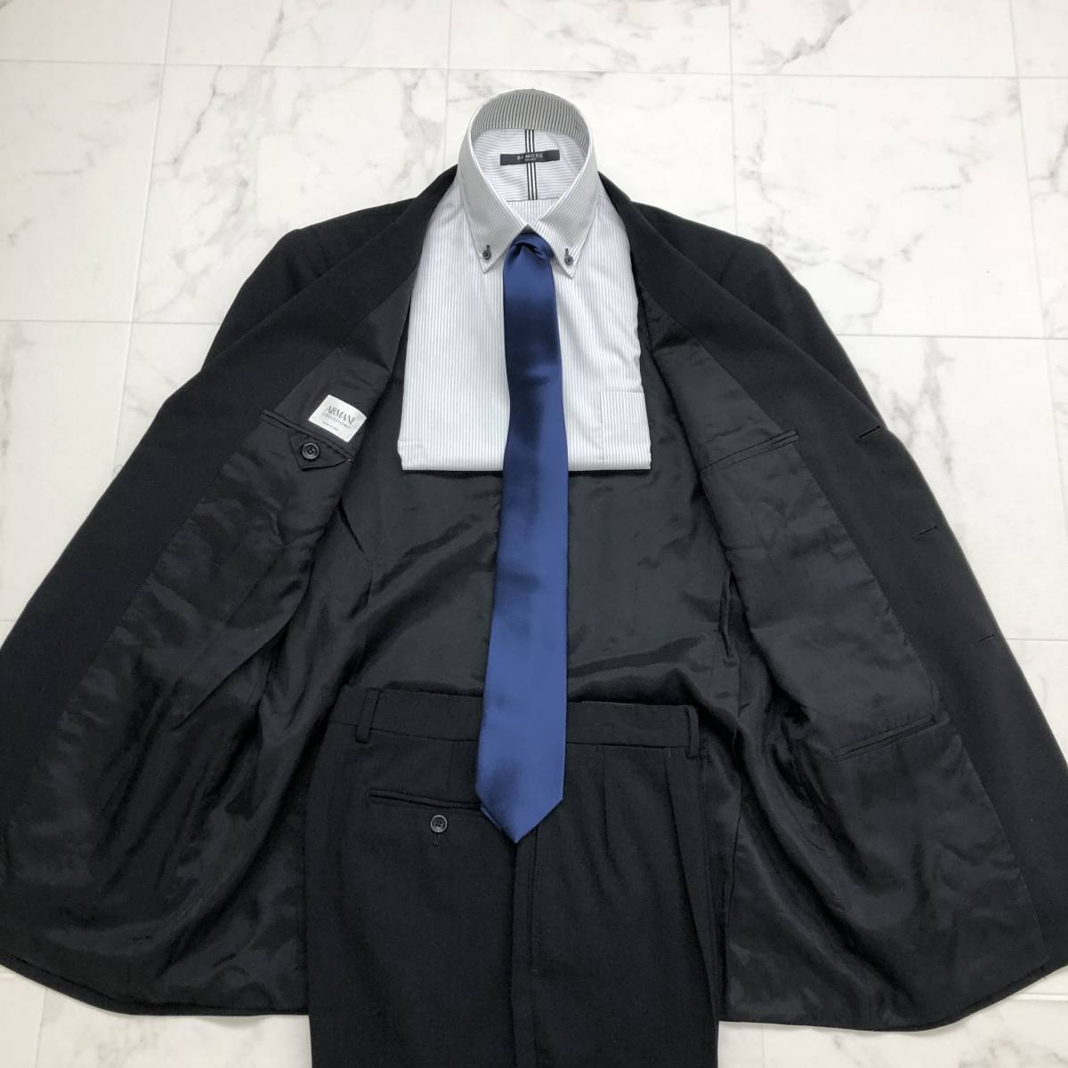 冠婚葬祭にも最適★アルマーニ コレツィオーニ【Armani Collezioni】シングルスーツ メンズ XL 黒無地 ビジネス 総裏 通年 A6 - アルマーニ ARMANI | 通販・人気 90歳目前のジョルジオ・アルマーニが描く、真珠の輝きに満ちた