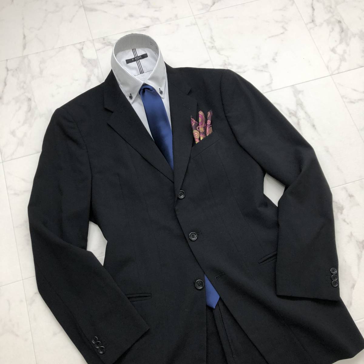 冠婚葬祭にも最適★アルマーニ コレツィオーニ【Armani Collezioni】シングルスーツ メンズ XL 黒無地 ビジネス 総裏 通年 A6 - アルマーニ ARMANI | 通販・人気 90歳目前のジョルジオ・アルマーニが描く、真珠の輝きに満ちた