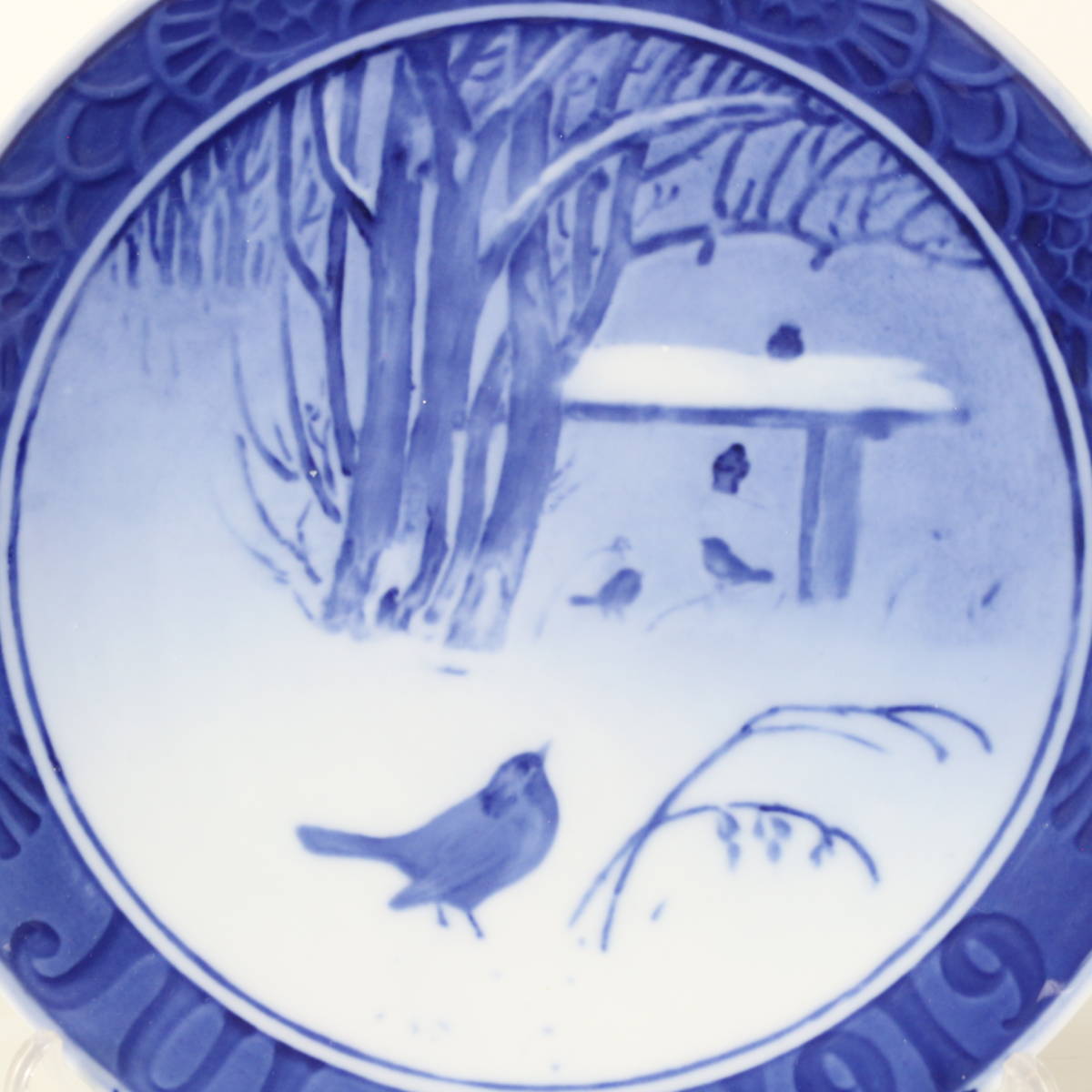 イヤープレート ロイヤルコペンハーゲン 1919年「雪に覆われた庭の小鳥