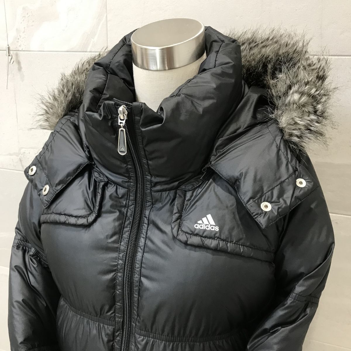 美品 / adidas アディダス / ファー ベルト フード付き Aライン ロング ダウン コート ジャケット / L レディース / 黒 防寒 adidas アディダス ファー ファートラックジャケット (adidas ストライプ