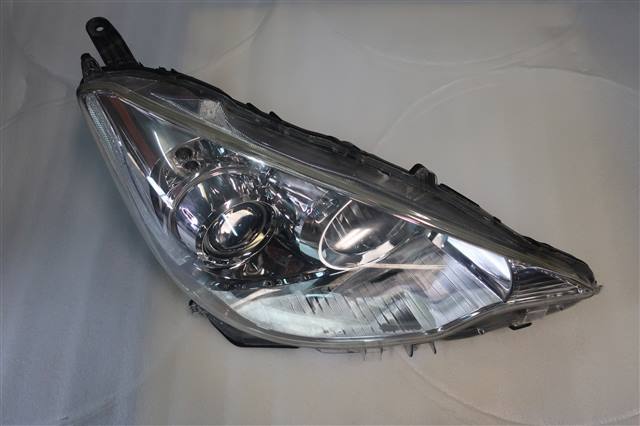 アクア DAA-NHP10 右ヘッドランプASSY 81110-52E60 337744 アクア DAA