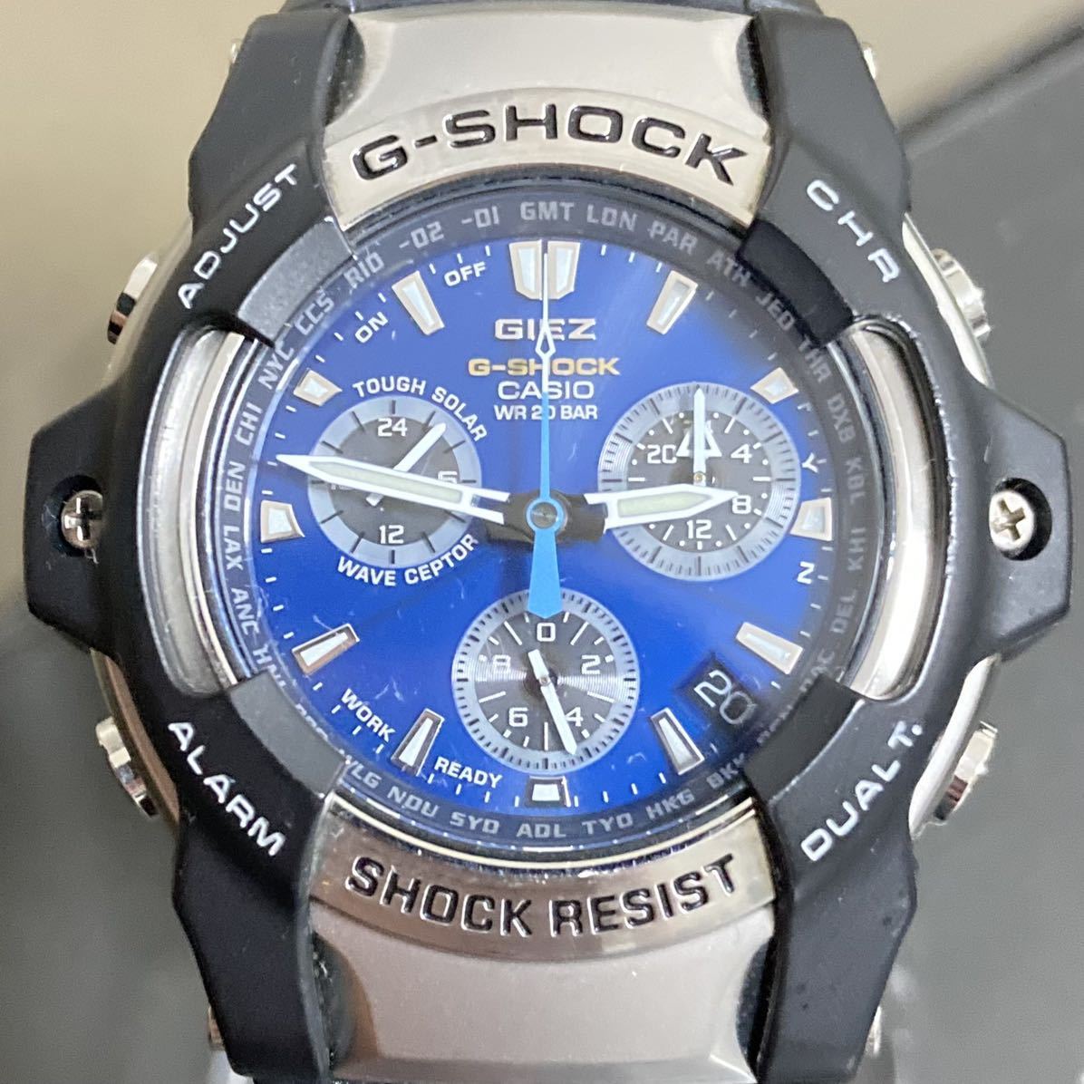 美品G-SHOCK GS-1000J-2AJF GIZEジーズ タフソーラー 電波受信 電波ソーラー アナログ ブラック シルバー ブルー タフムーブメント クロノ