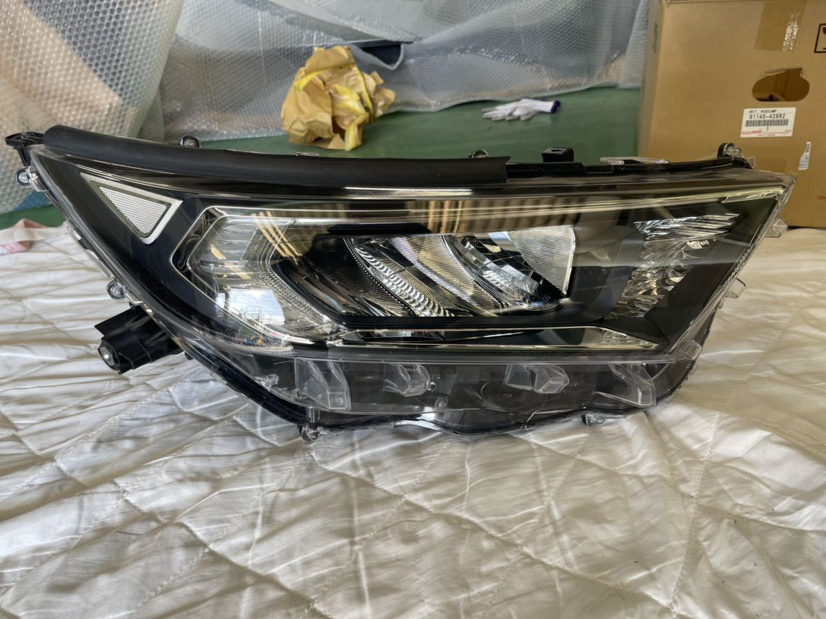 トヨタ RAV4 ラブ4 LED 右ヘッドライト 中古品 品番81145-42882 定価65