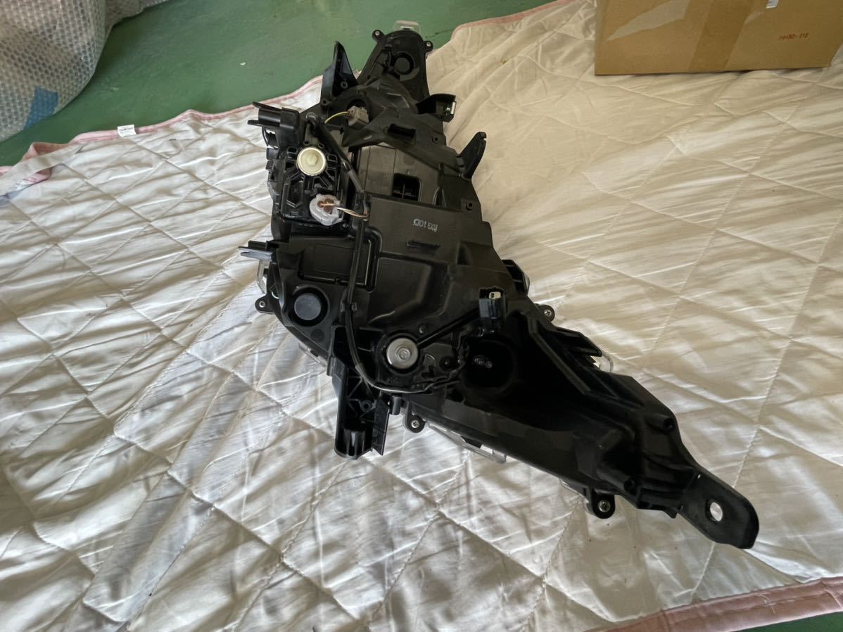 トヨタ RAV4 ラブ4 LED 右ヘッドライト 中古品 品番81145-42882 定価65