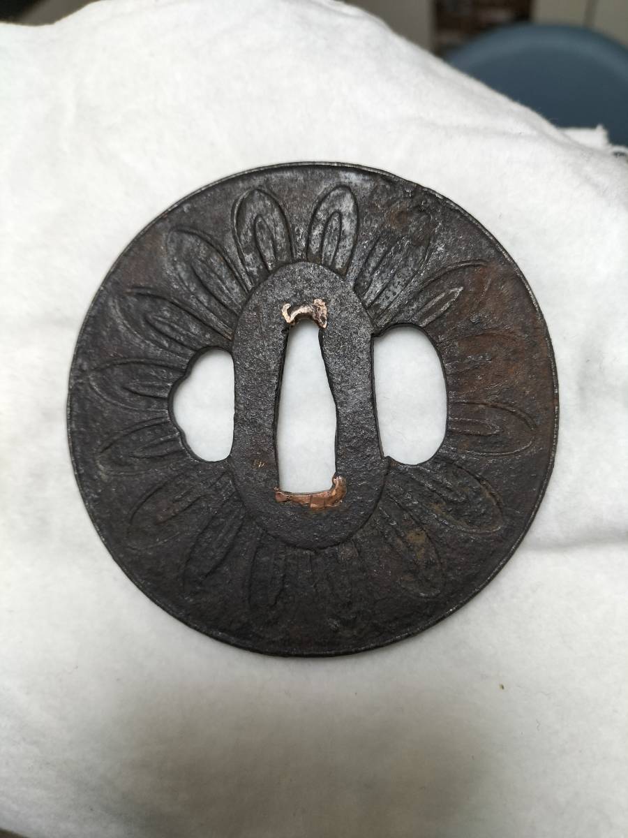鐔　菊花図(ワキザシ用)
