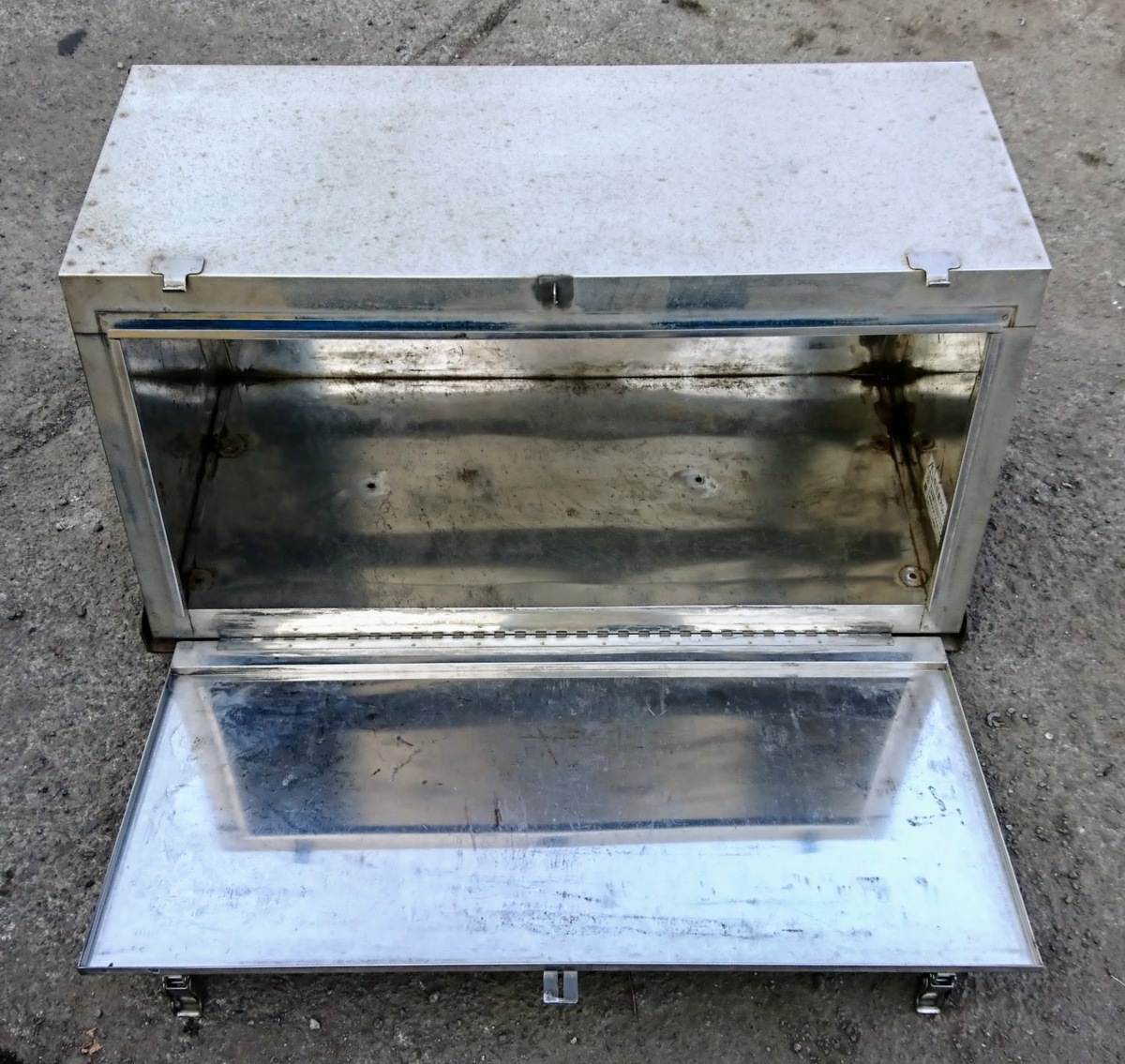 ステンレス製_車載工具箱_道具箱_ステー2個付き_ロック可能_(大型車用 