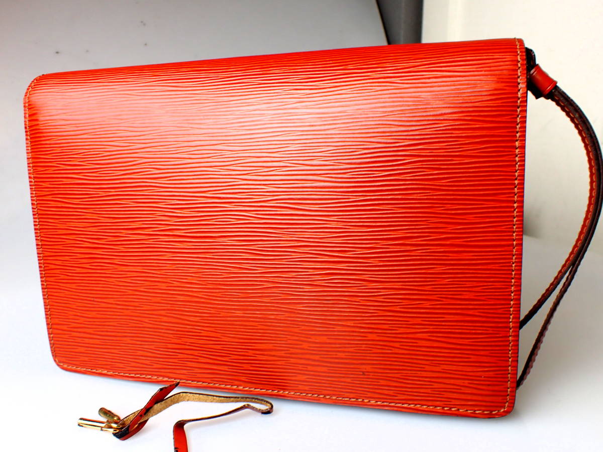 665B【美品】正規品★ルイヴィトン★茶エピ★セリエドラゴンヌ/ Louis Vuitton エピ 0 ルイヴィトンを代表する「エピ」！その魅力や特徴を徹底的に解説 モノグラム・アンプラント｜ルイ